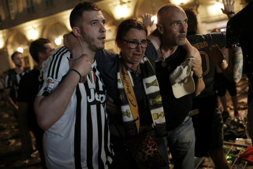 Juventus supporters evacuate the Piazza San Carlo after a panic movement in the fanzone