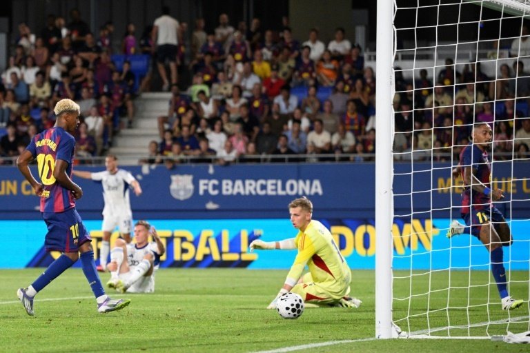 Il Barcellona domina il Como e Ter Stegen fa pace