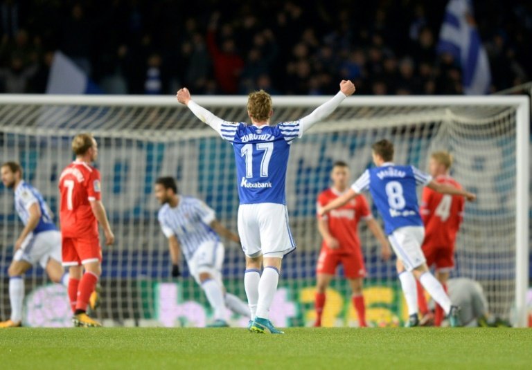 Vela scores farewell goal for Sociedad in Sevilla win