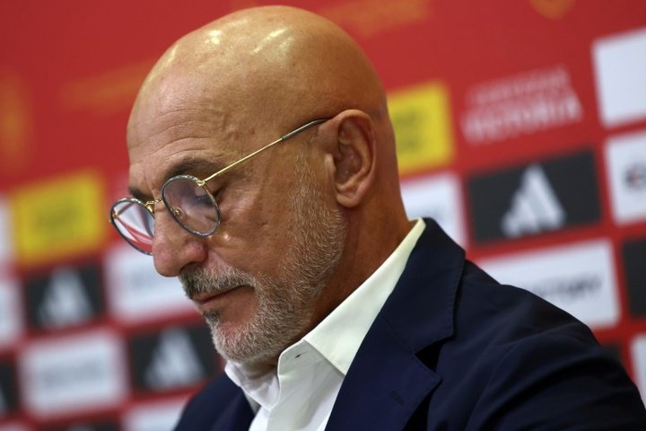 Spain manager apologises for applauding Rubiales speech