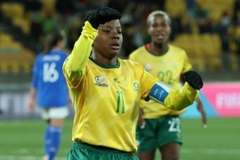 South Africa won a Women's World Cup match for the first time with a stunning 3-2 victory over Italy to reach the last 16 in a thriller on Wednesday.