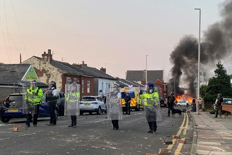 Fears of violence greet return of English football season