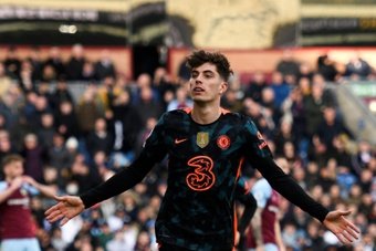 Chelsea improve top-4 bid with second 1/2 thrashing of Burnley