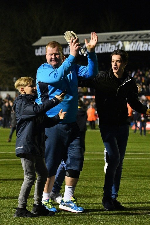 Le gardien remplaçant du petit club de Sutton United, défait lundi par Arsenal en Coupe d'Angleterre (2-0), est la cible de deux enquêtes, de la part de la Fédération et de la Commission des paris, pour avoir été pris en photo en train de manger une tourte durant le match.