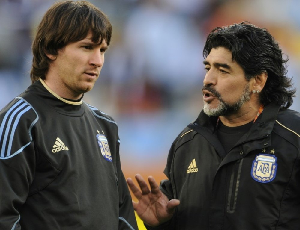 Maradona et Messi, les étoiles contraires du foot argentin. AFP