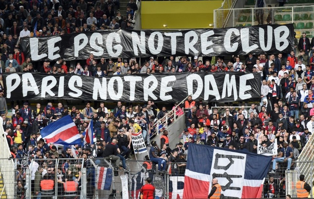 Les supporters du PSG ont déployé une banderole en hommage à Notre-Dame. AFP