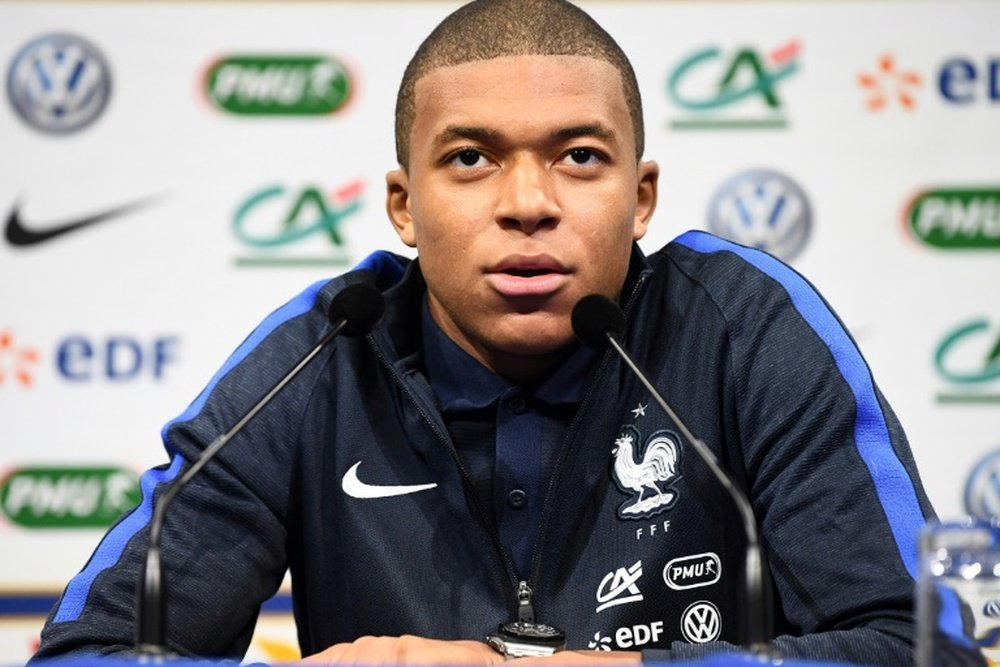 L'attaquant de l'équipe de France Kylian Mbappé en conférence de presse. AFP
