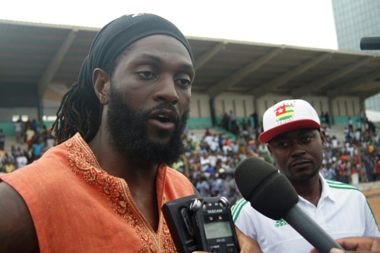 Emmanuel Adebayor durant un match exhibition à Lomé au Togo, le 19 juin 2016. AFP