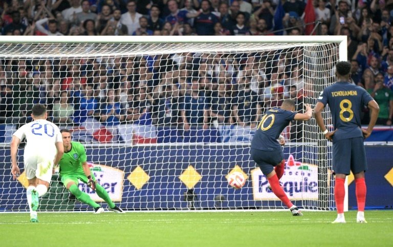 L'équipe de France a achevé sa riche saison par une victoire étriquée contre une accrocheuse sélection grecque (1-0), un quatrième succès de suite qui permet aux Bleus d'apercevoir au loin l'Euro-2024 en Allemagne.