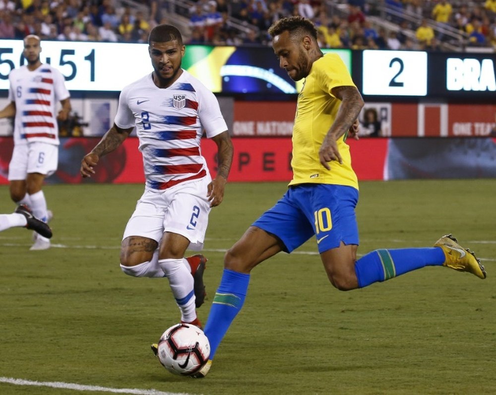 Neymar (d) à la lutte avec le défenseur des Etats-Unis DeAndre Yedlin. AFP