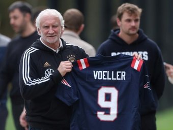 Rudi Völler a prolongé son contrat de directeur sportif de la sélection allemande jusqu'à la fin de la Coupe du monde 2026, a annoncé la Fédération allemande (DFB) lundi, un signal envoyé au sélectionneur Julian Nagelsmann, sous contrat jusqu'à la fin de l'Euro-2024.