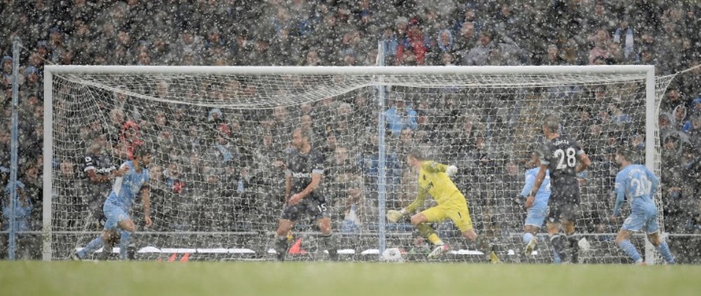 Sous la neige, Ilkay Gundogan (2e à gauche) ouvre le score pour Manchester City face à West Ham. AFP