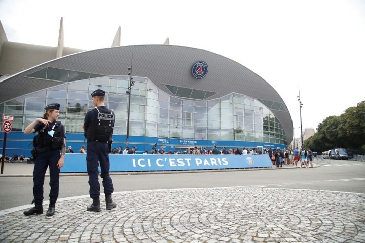 Des policiers français sont postés aux abords du Parc des Princes à Paris. AFP