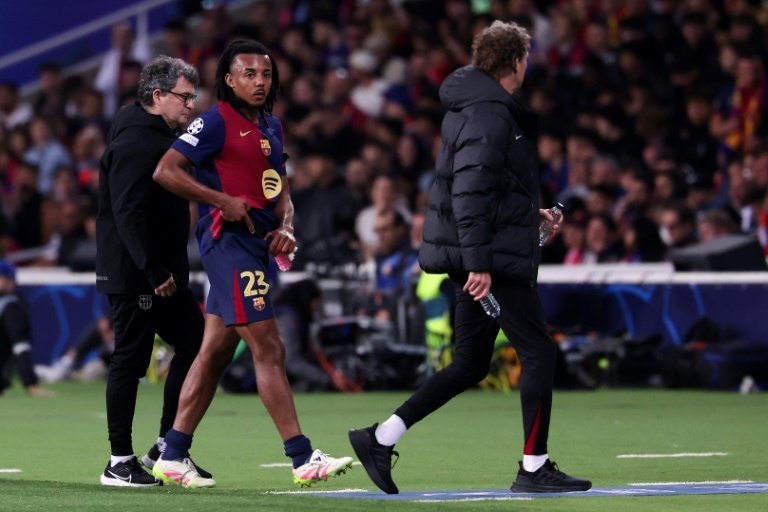 Jules Koundé quitte la pelouse sur blessure lors de la demi-finale contre l'Inter Milan. AFP