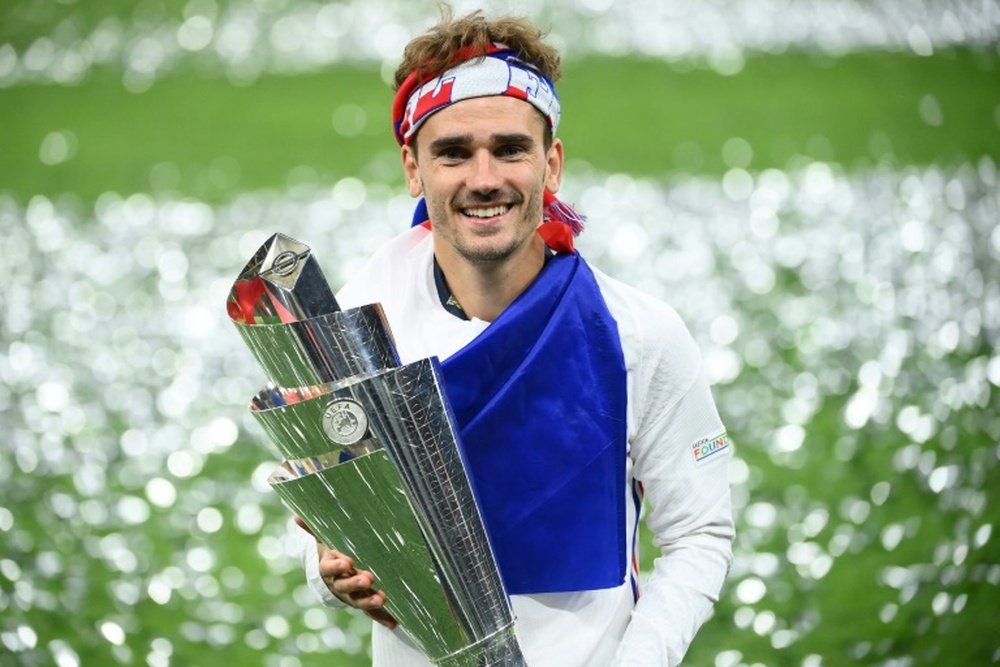 Griezmann avec le trophée de la Ligue des nations. AFP