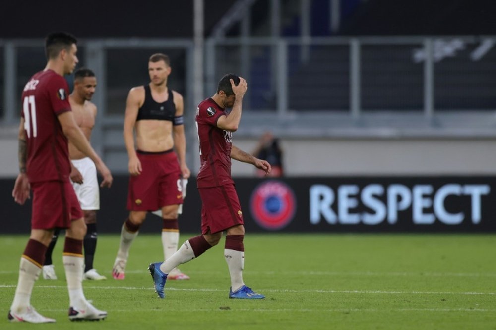 La déception des joueurs de lAS Rome, après leur élimination en 8e de finale de la Ligue Europa. AFP