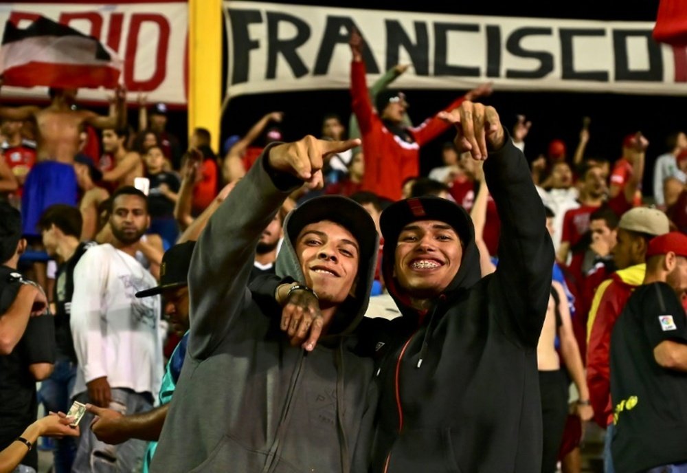 Des supporteurs du FC Cararas lors d'un match de Copa Libertadores face à Melgar. AFP