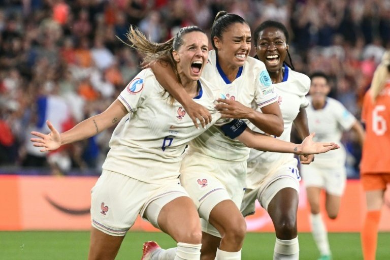 La milieu et vice-capitaine de l'équipe de France Sandie Toletti, 30 ans, a pris sa retraite internationale, a annoncé lundi la joueuse, quelques jours après l'annonce de la retraite d'une autre milieu, Amel Majri.