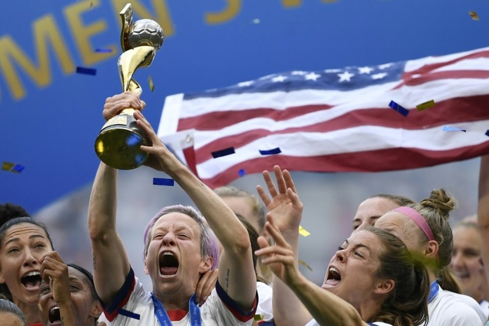 Megan Rapinoe soulève le trophée après la victoire des Etats-Unis. AFP