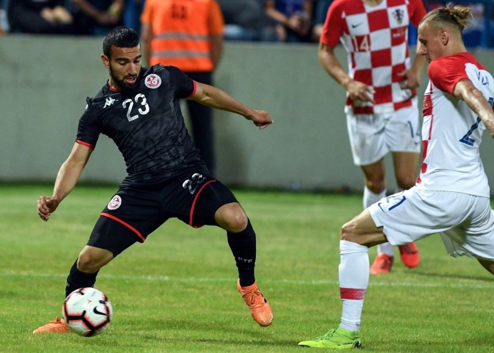 Naïm Sliti (g) à la lutte avec le défenseur croate Domagoj Vida en match amical. AFP