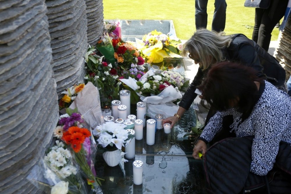 Le collectif des victimes du drame de Furiani rendant hommage. AFP