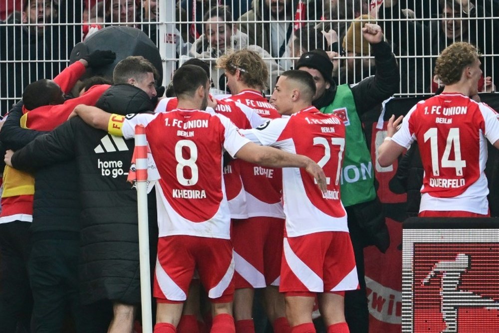 Les joueurs de l'Union Berlin se congratulent après avoir égalisé 1-1 contre le Bayern. AFP