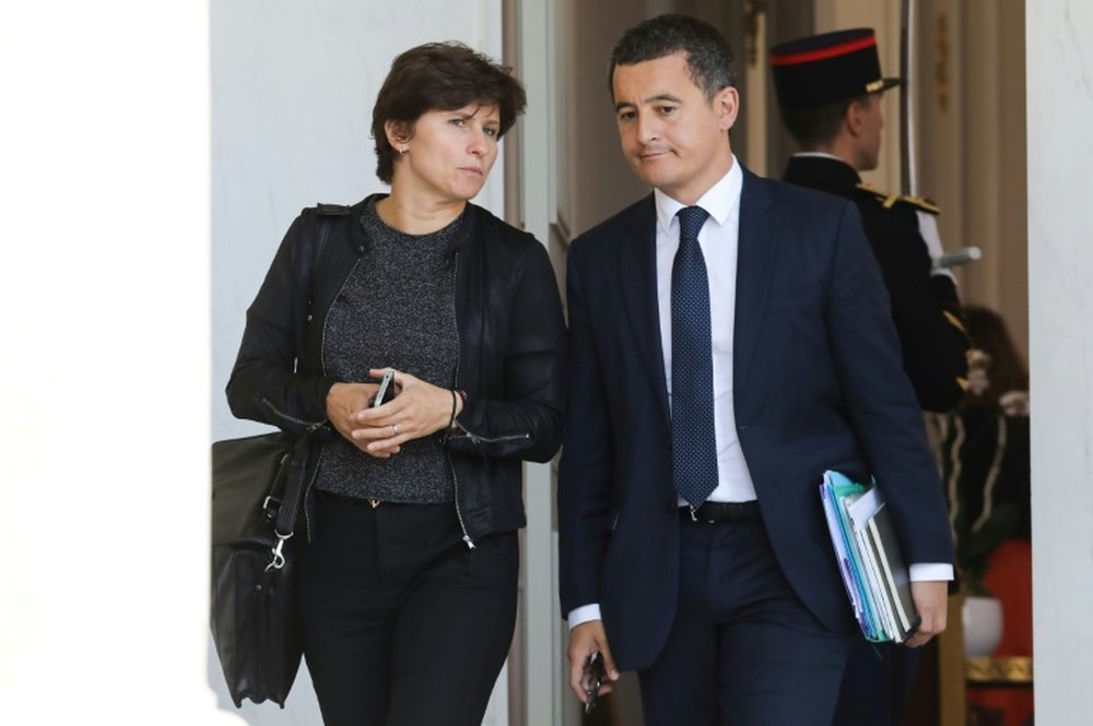 Les ministres Roxana Maracineanu et Gérald Darmanin à la sortie du Palais de l'Elysée. AFP