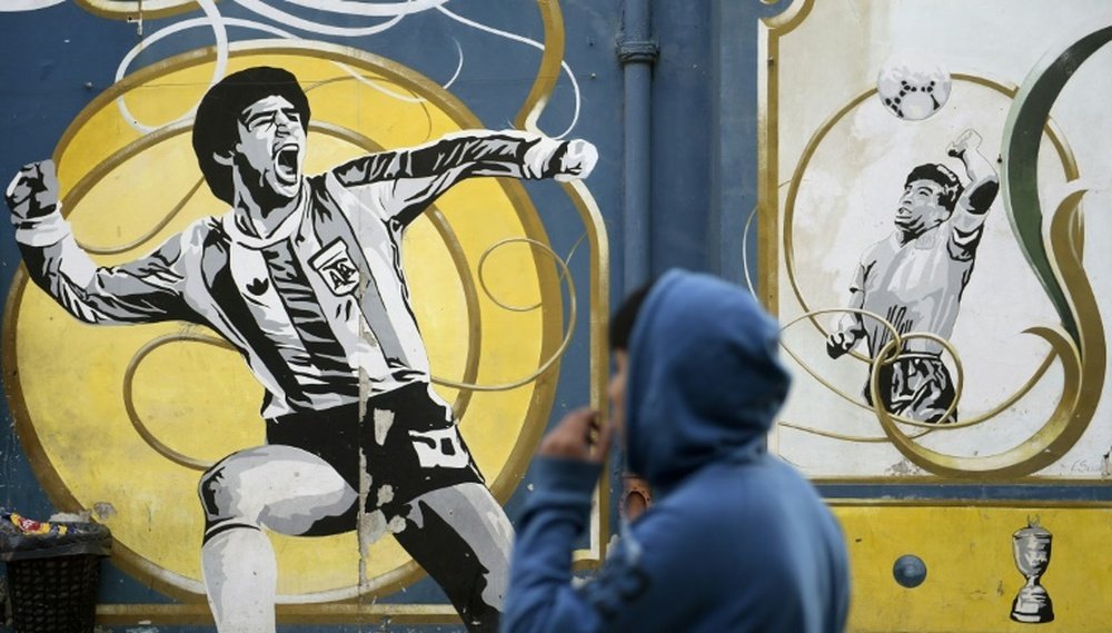 Fresque célébrant Maradona, et sa main de Dieu à Buenos Aires. AFP