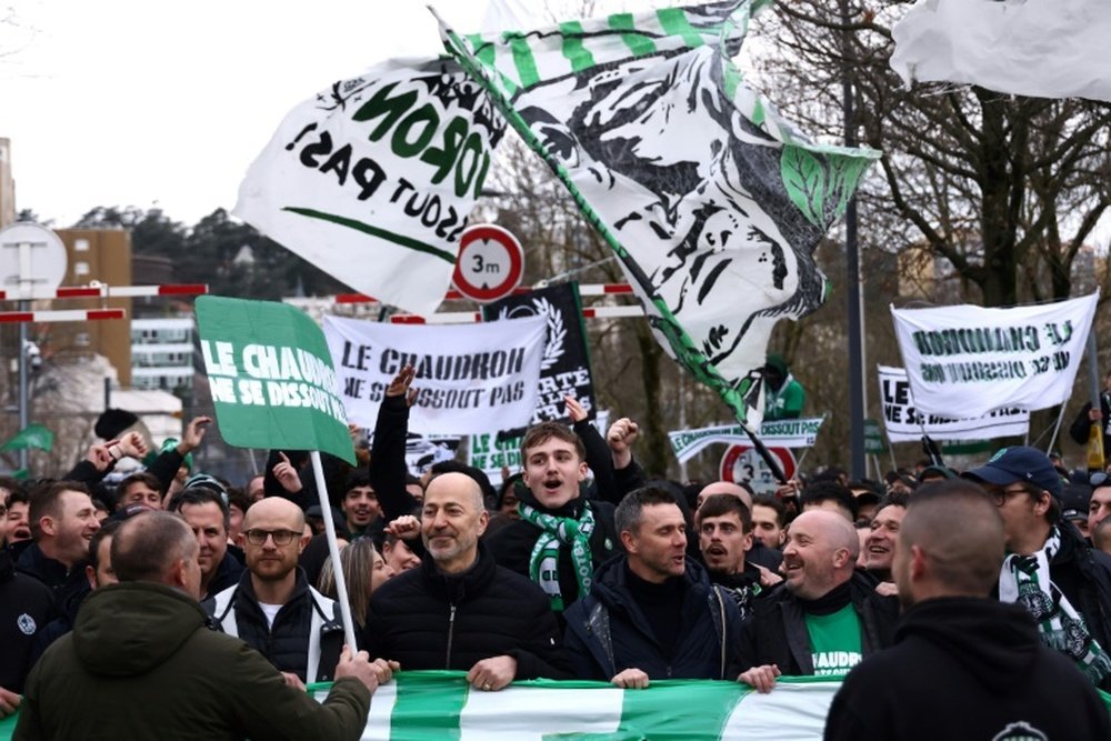 Le président sud-africain du club de football français de Saint-Etienne Ivan Gazidis (centre). AFP