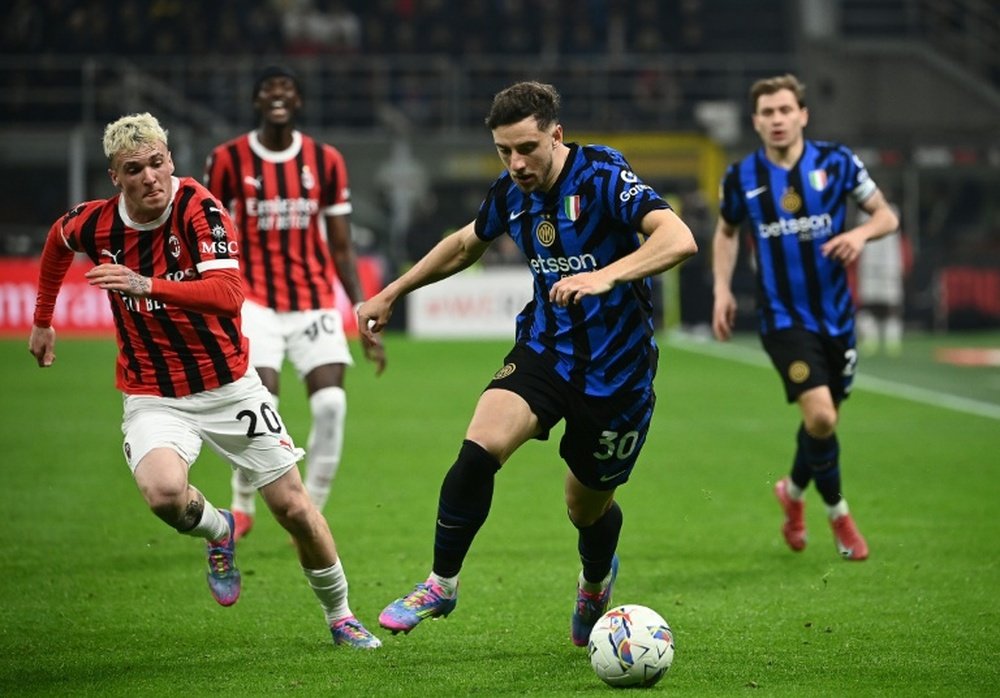 Le défenseur de l'Inter Carlos Augusto face au défenseur de l'AC Milan Jimenez. AFP