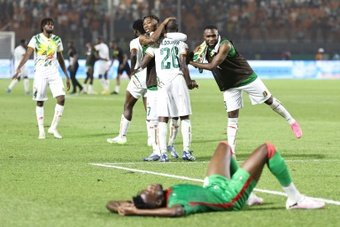 Le Mali a dominé le Burkina Faso (2-1) pour se hisser en quart de finale de la Coupe d'Afrique contre la Côte d'Ivoire, grâce notamment au troisième but dans la compétition de l'Auxerrois Lassine Sinayoko, mardi à Korhogo.