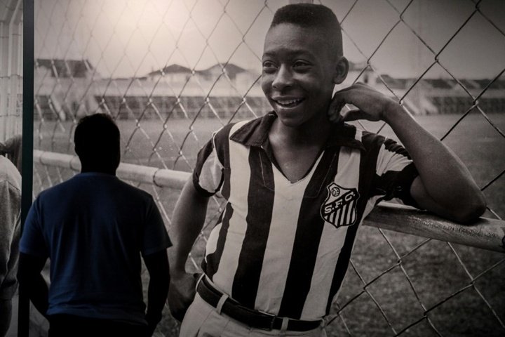 Les fans entre inquiétude et nostalgie au Musée Pelé de Santos