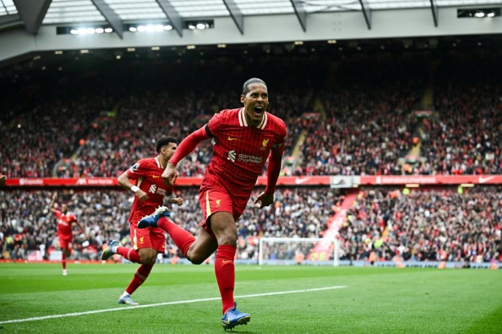 Le défenseur néerlandais de Liverpool Virgil van Dijk marque le but de la victoire. AFP