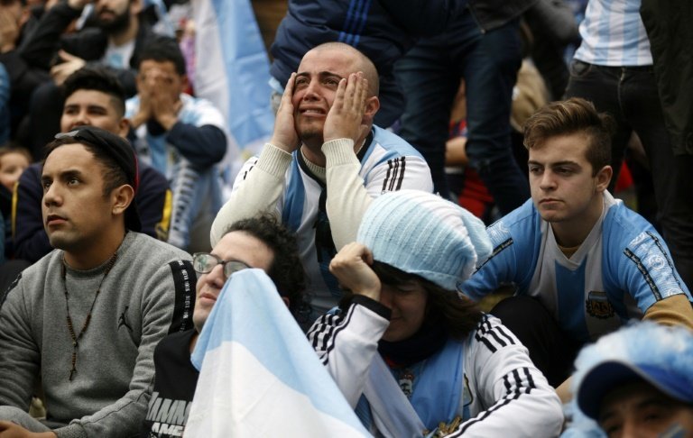 Les supporters argentins effondrés à Buenos Aires après la défaite face à la France. AFP