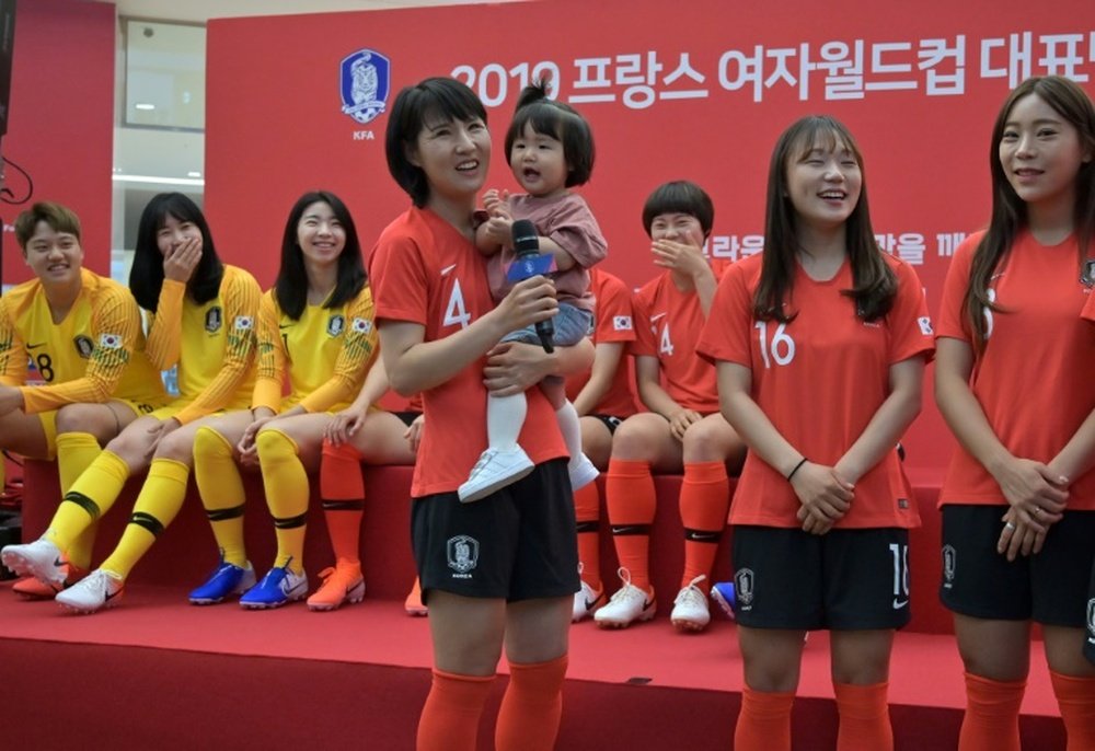 Hwang devient la première mère de famille à disputer la Coupe du monde. AFP