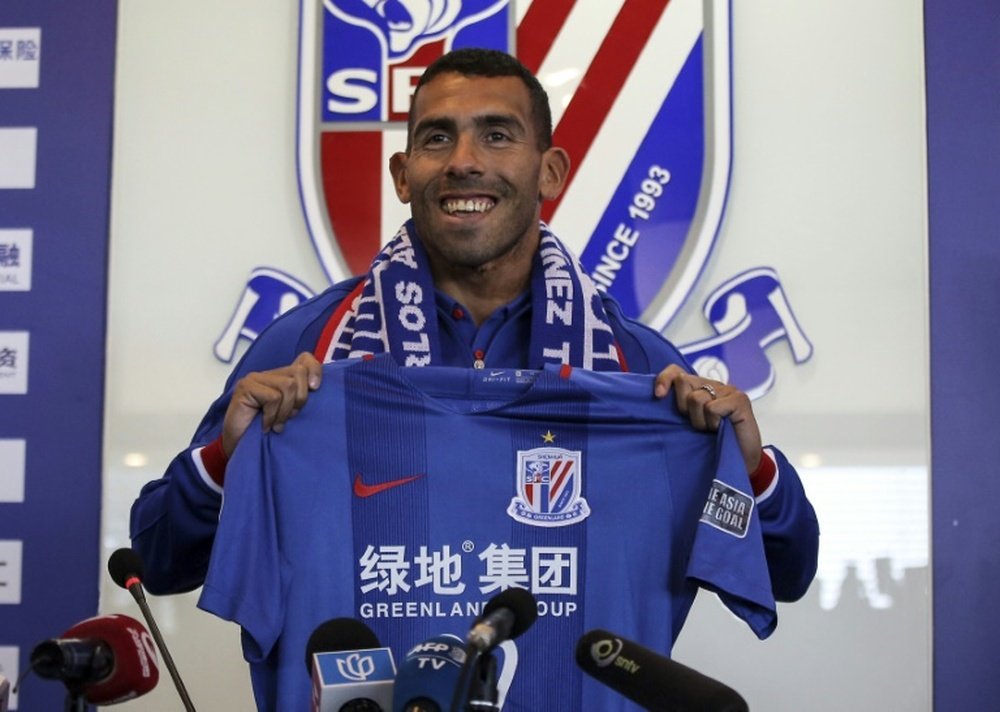L'attaquant argentin Carlos Tevez pose avec le maillot de son nouveau club le Shanghai Shenhua. AFP