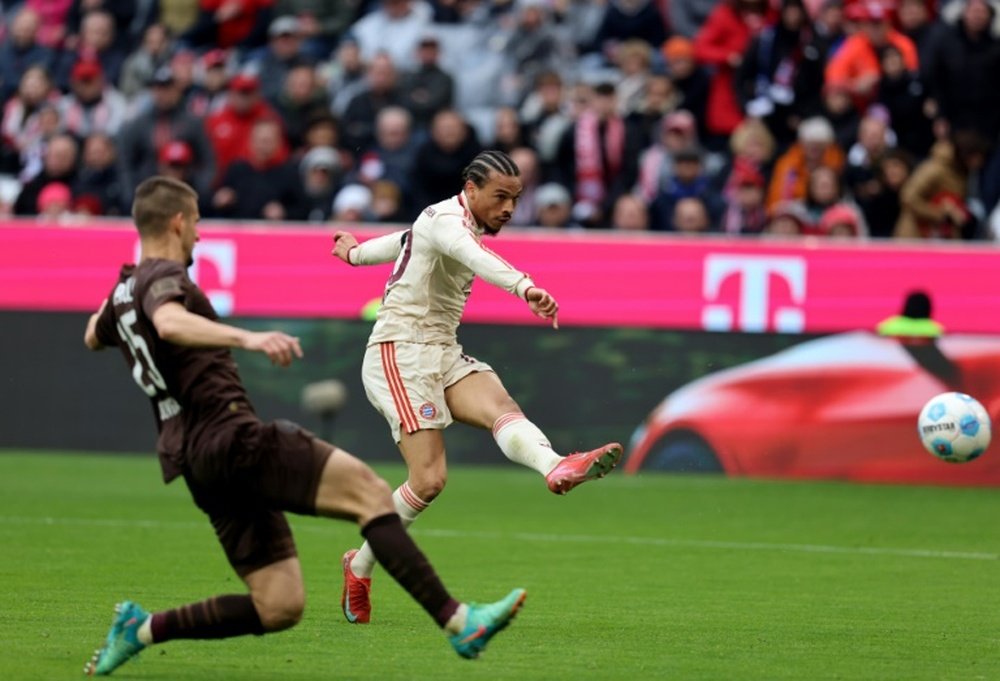 Leroy Sane (d) inscrit le but du 2-1 pour le Bayern contre St. Pauli. AFP