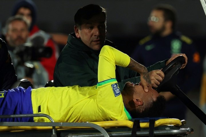 Neymar sort sur blessure contre l'Uruguay