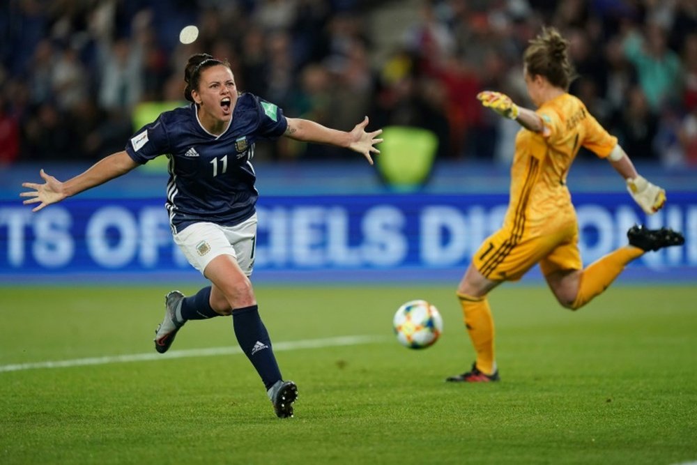 L'Argentine Florencia Bonsegundo marque sur penalty. AFP