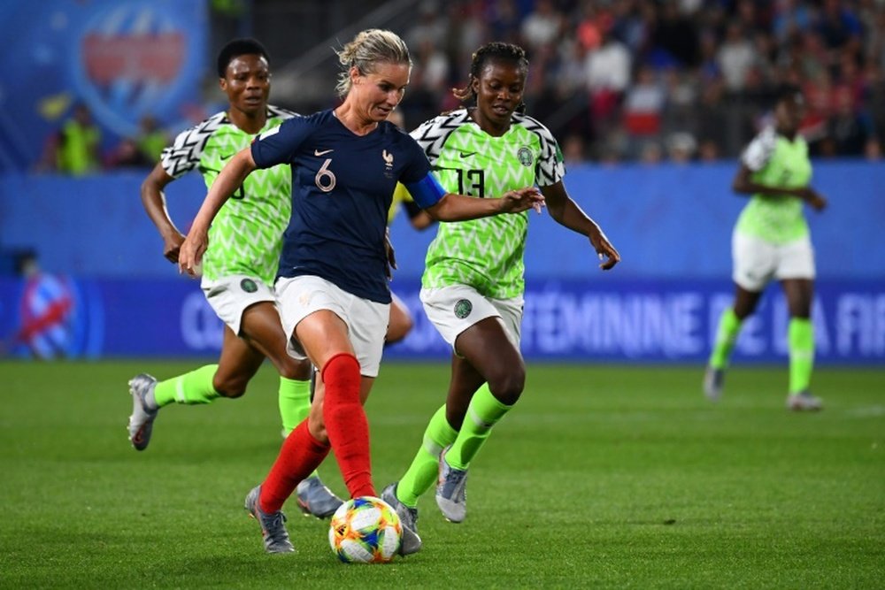La capitaine des Bleues Amandine Henry lance une attaque face au Nigeria de Ngozi Okobi. AFP
