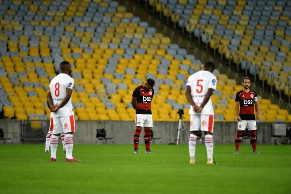 Les joueurs de Flamengo et Bangu observent une minute de silence. AFP