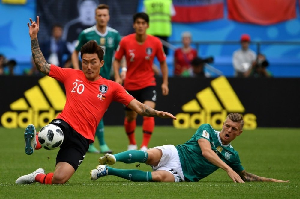 Jang Hyun-soo à la lutte avec le milieu de l'Allemagne Tony Kroos. AFP