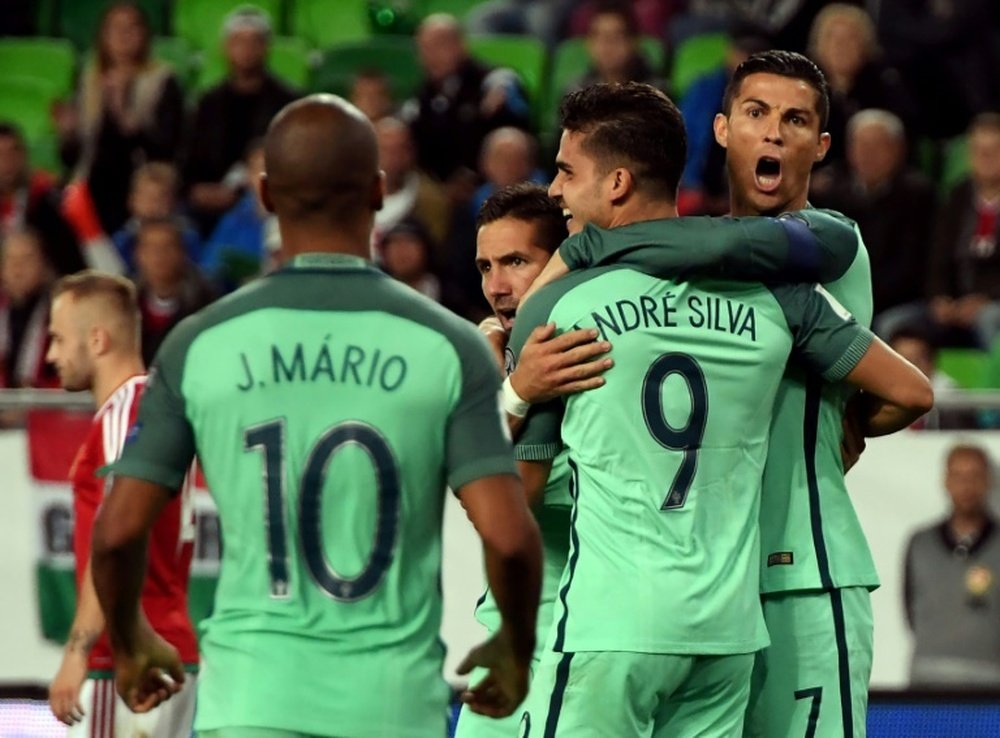 André Silva est congratulé par Cristiano Ronaldo après son but face à La Hongrie. AFP