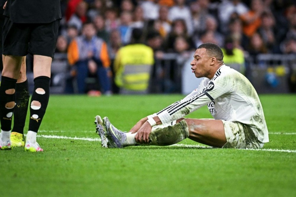 Kylian Mbappé à terre lors de la défaite du Real Madrid face à Valence (2-1). AFP