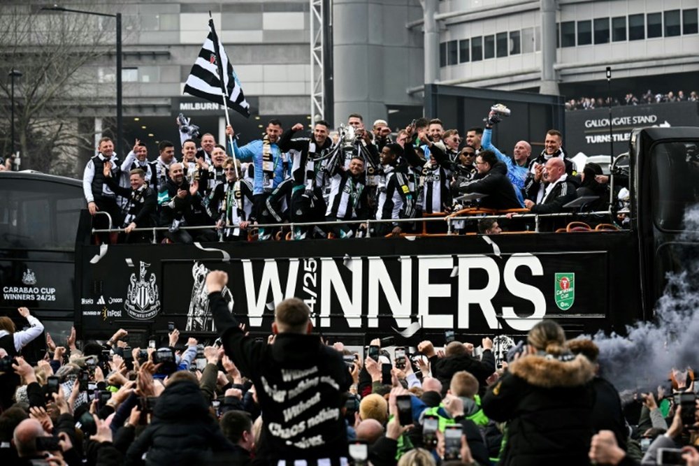 Les joueurs de Newcastle fêtent avec leurs supporters la récente victoire en Coupe de la Ligue. AFP