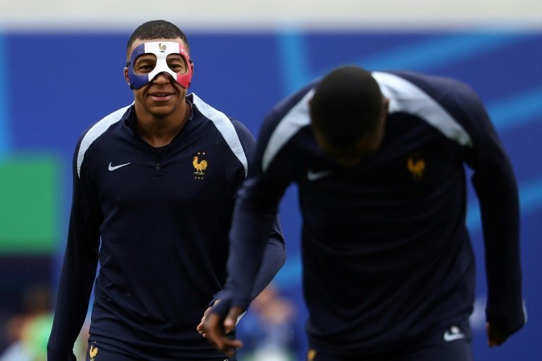 Mbappé à l'entraînement avec un masque bleu-blanc-rouge à la veille de France - Pays-Bas