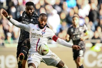 Une semaine après l'attaque de son bus à Marseille et les graves blessures au visage de son entraîneur Fabio Grosso, Lyon n'a toujours pas trouvé le déclic et a de nouveau concédé un résultat nul (1-1), dimanche au Groupama stadium, face à Metz lors de la 11e journée de Ligue 1.