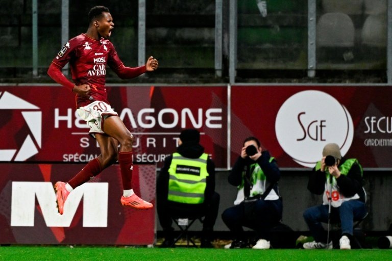 Dernier sans la moindre victoire au soir de la neuvième journée de Ligue 1, Metz s'est métamorphosé au point d'enchaîner un troisième succès, cette fois contre Nice (2-1) dimanche à domicile, et sort de la zone de relégation.