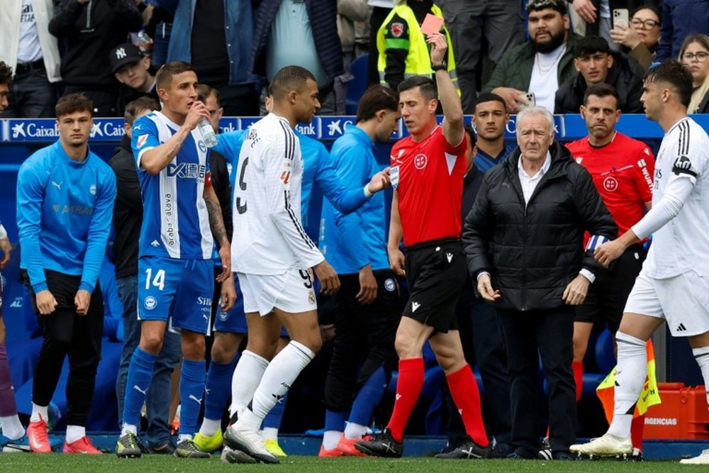 Kylian Mbappé reçoit un carton rouge direct après une faute. AFP