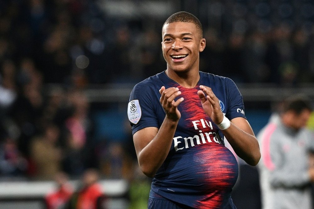 Kylian Mbappé tout sourire après son quadruplé contre Lyon en Ligue 1. AFP